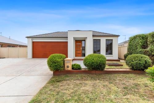 Chifley Place - Cool Suburban Crib!