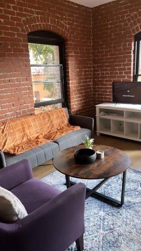 Luxury Cozy Brownstone 1BD 1BR - WeHo: Parking