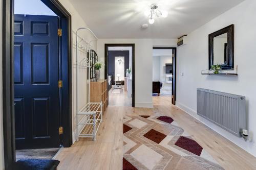 Lối vào, Wigan Central I 1 & 2 Bed Executive Apartments I Family Rooms I Private Balcony I Free Parking in Wigan