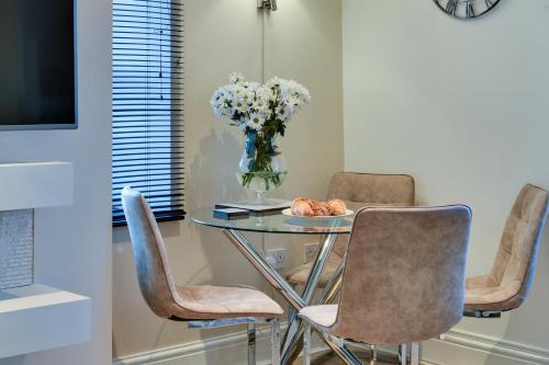 Tiện nghi, Wigan Central I 1 & 2 Bed Executive Apartments I Family Rooms I Private Balcony I Free Parking in Wigan