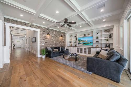 Luxury Woodbrigde -8 Bedroom in Los Angeles, USA