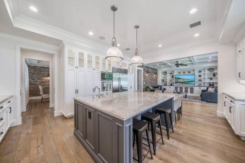 Luxury Woodbrigde -8 Bedroom in Los Angeles, USA