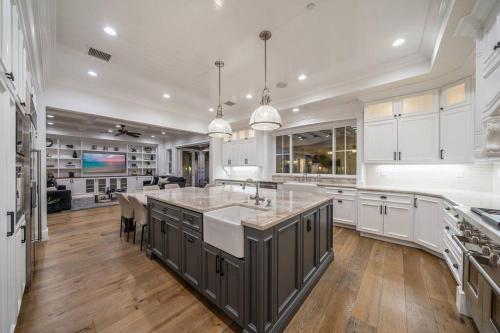 Luxury Woodbrigde -8 Bedroom in Los Angeles, USA
