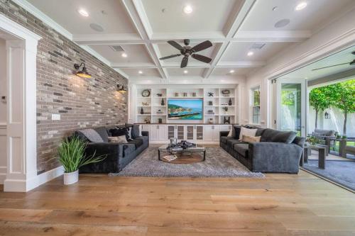 Luxury Woodbrigde -8 Bedroom in Los Angeles, USA