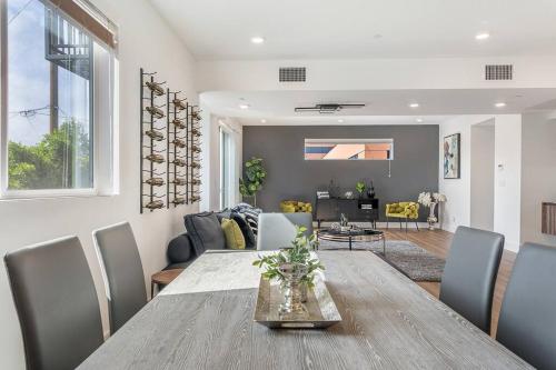 CHARMING 4BDR TOWN HOUSE in Los Angeles, USA