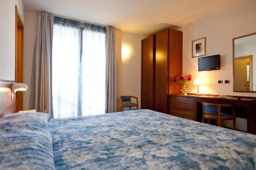 Twin Room image 4