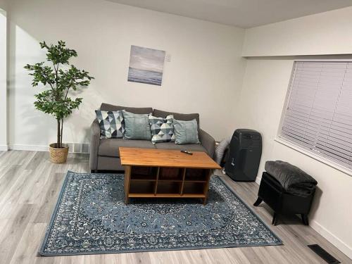 Upstairs newly renovated 2bed suite near skytrain - Apartment - Port Coquitlam