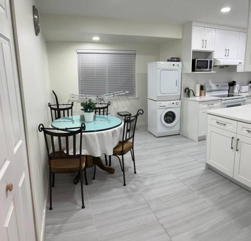 Upstairs newly renovated 2bed suite near skytrain in Port Coquitlam, Canada