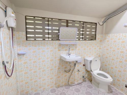 Bathroom, Rain Tree Cafe & Homestay in Uthai Thani
