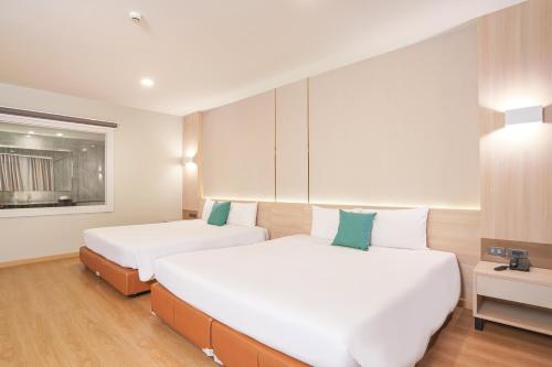 Deluxe Double Room image 2