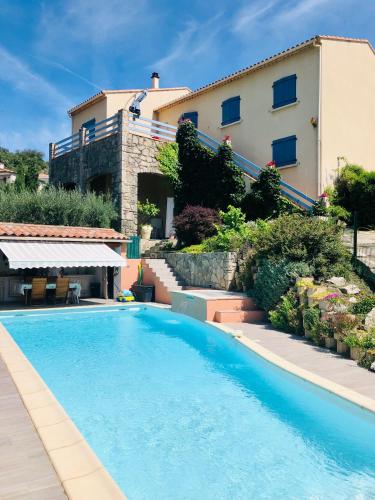 Apartment with Pool View 