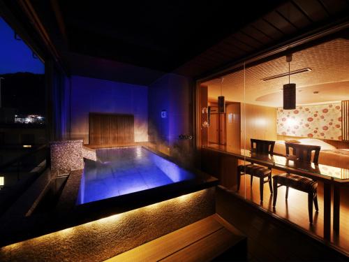 Corner Suite with Tatami area and View Bath