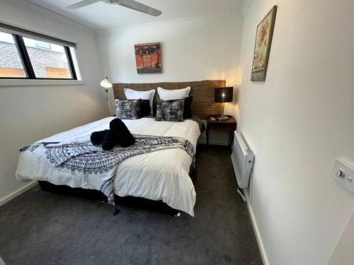 . New & adorable unit close to the beach