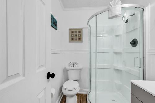 2BR Ocean Forest Villa Steps Away From Pristine Sandy Beaches - 화장실