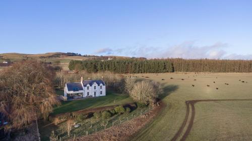 B&B Kirriemuir - Greenmyre Farmhouse with Hot Tub - Bed and Breakfast Kirriemuir