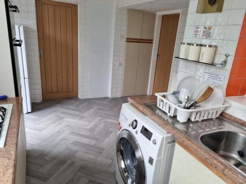 Relaxed Double bed with private bathroom, parking, WiFi and garden., Leeds (Foto 9)