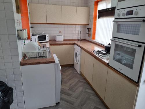 Luxury double bed with Private Bathroom, NETFLIX, work space and WiFi, Leeds (Foto 3)