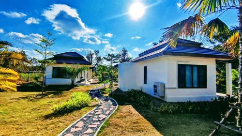 Garden, Isan Golf & Adventure Hotel in Phen
