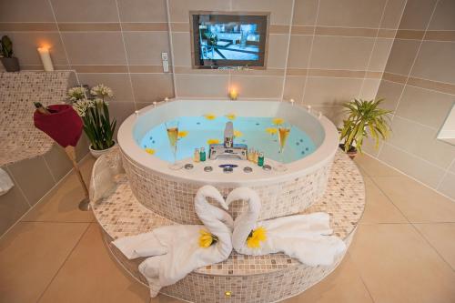 42220577 Windermere Boutique Hotel Spa Suites & Hot Tubs