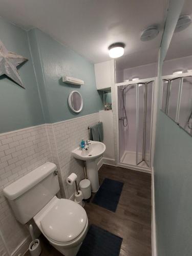 Apartment with Shower image 6