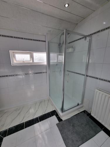 Luxury double bed with Private Bathroom, NETFLIX, work space and WiFi, Leeds (Foto 4)