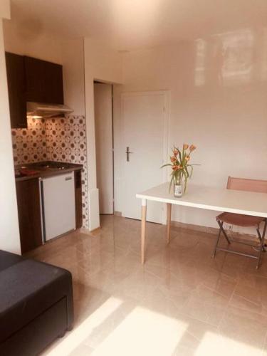  Sweet, light, simple studio with parking and patio, Pension in Lausanne