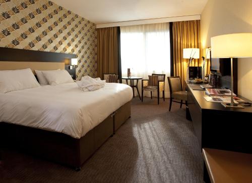 Classic Double Room image 7