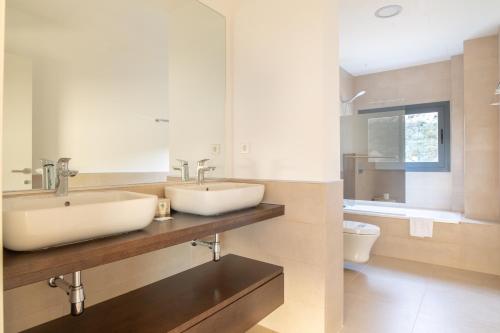 2260-Luxury villa with private pool and seaview - image 2