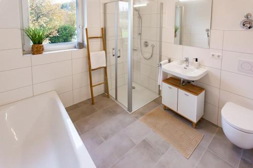 淋浴間, Große COZY 4-Zi-Whg mit Balkon Nähe Europa Park und Rulantica (Große COZY 4-Zi-Whg mit Balkon Nahe Europa Park und Rulantica) in 拉爾/黑森林