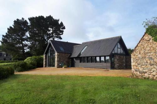 Large farmhouse with garden and sea view for 8 people