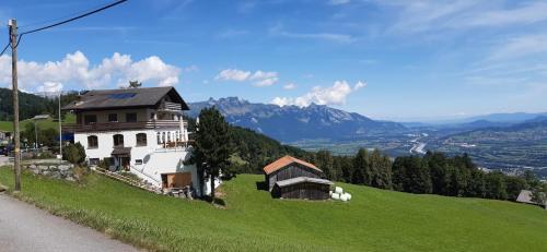 Aparthotel-Almgasthaus Gemsli - A bisal Österreich überm Schweizer Rheintal