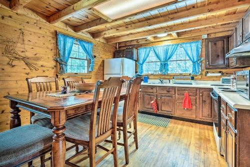 Andover Cabin Retreat with Hot Tub and Fireplace! in Andover, USA