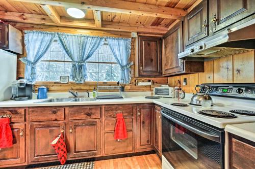 Andover Cabin Retreat with Hot Tub and Fireplace! in Andover, USA