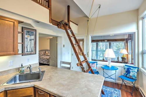Waterfront Retreat with Boat Dock and Fire Pit! in 紹斯伯里