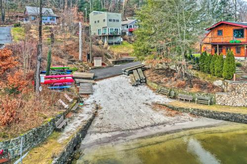 Waterfront Retreat with Boat Dock and Fire Pit! in 紹斯伯里