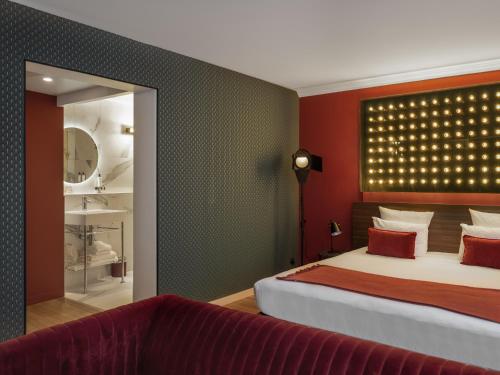 422251487 Seven Hotel