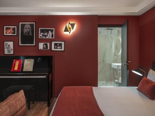 422251552 Seven Hotel