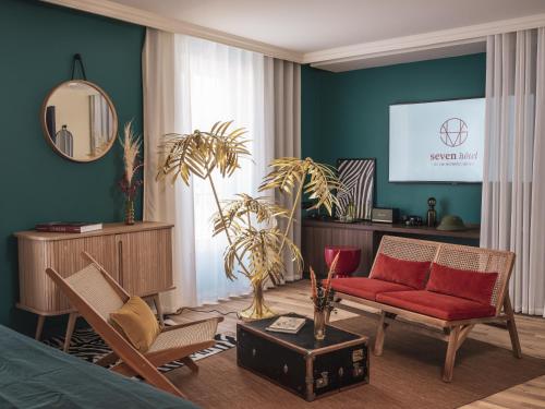 422251821 Seven Hotel