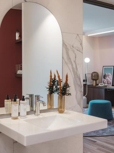 422255630 Seven Hotel