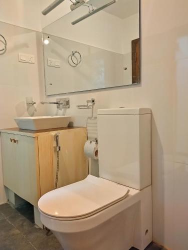 Double Room with Garden View image 7