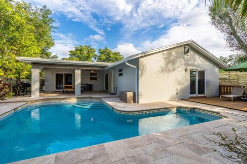 Waterfront Hidden Gem 4BR Heated Pool & Game Room in Fort Lauderdale, USA