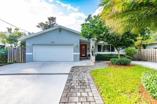 Waterfront Hidden Gem 4BR Heated Pool & Game Room in Fort Lauderdale, USA