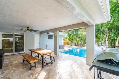 Waterfront Hidden Gem 4BR Heated Pool & Game Room in Fort Lauderdale, USA