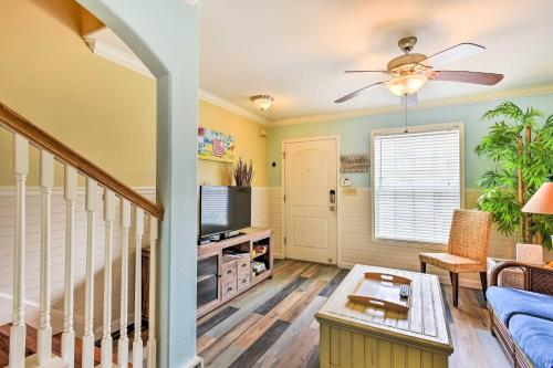 Port Aransas Condo with Pool Access - Walk to Beach! in Port Aransas, USA