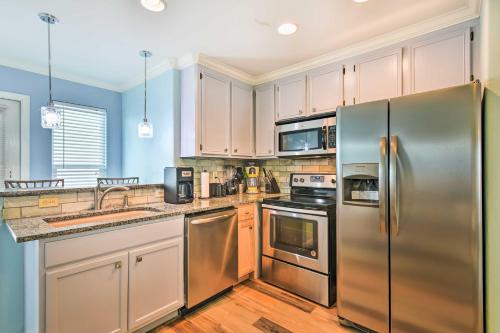 Port Aransas Condo with Pool Access - Walk to Beach! in Port Aransas, USA