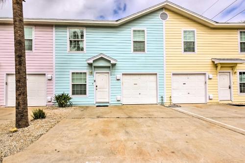 Port Aransas Condo with Pool Access - Walk to Beach! in พอร์ตอรันซาส (TX)