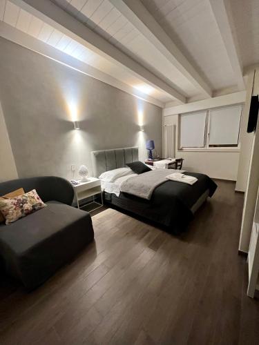 1 queen bed, 1 twin bed