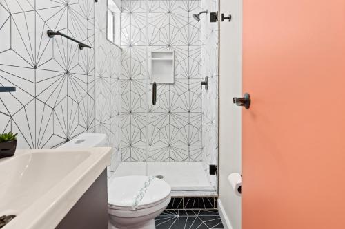 5BR Beach Block Orange Loop Steps from Boardwalk in Atlantic City, USA