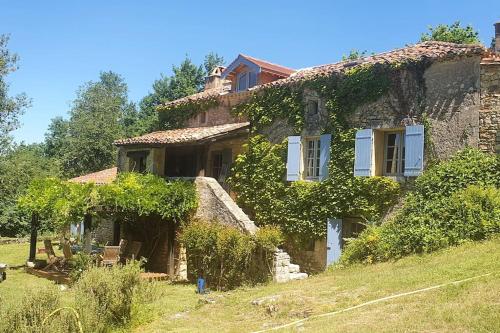 Maisons de vacances Idyllic farmhouse in woods - private heated pool