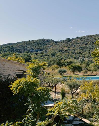 Maison au pied des collines du Luberon à Lourmarin hameau des Lointes Bastides